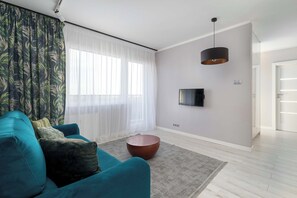 Living area - Ku Słońcu 24A Szczecin | White and Blue Apartment with City View and Desk (Szczecin)