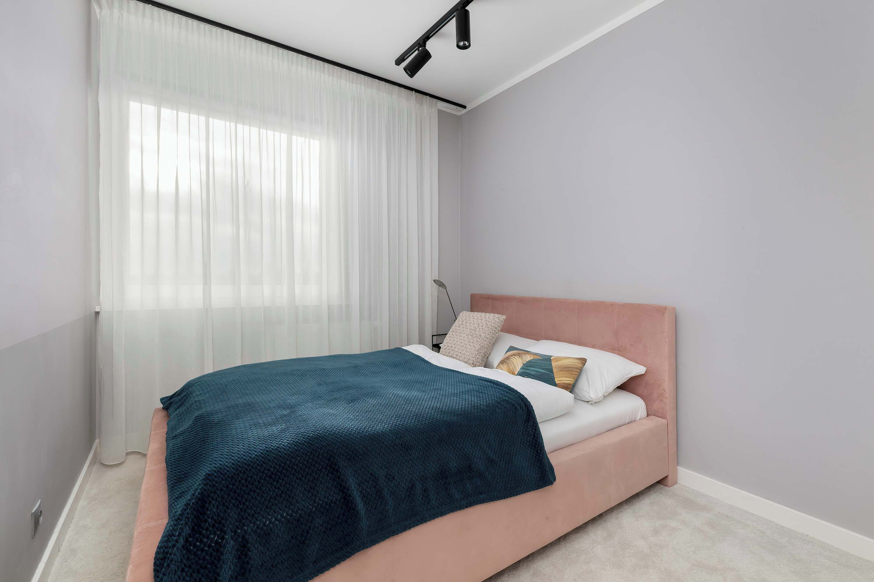 Schreibtisch, Bügeleisen/Bügelbrett, Reisekinderbett, WLAN