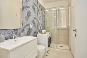 Regadera, toallas, jabón, shampoo 