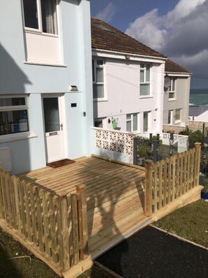 Exterior - Surfview beach house with stunning views over Fistral beach front and rear deck (Newquay)