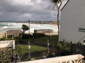 Property grounds - Surfview beach house with stunning views over Fistral beach front and rear deck (Newquay)