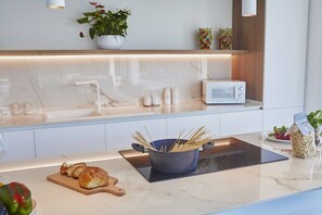 Fridge, oven, stovetop, dishwasher
