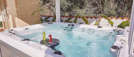 مغطس سبا خارجي