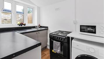 Frigorífico, microondas, horno y placa de cocina