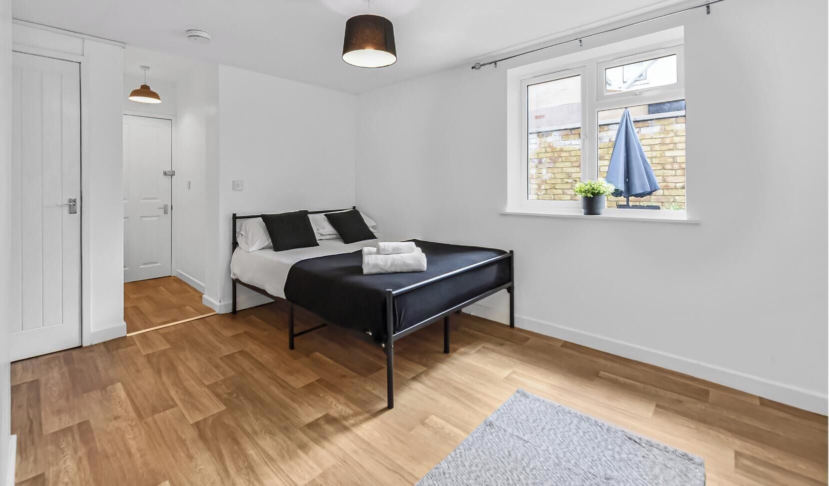 Een strijkplank/strijkijzer, gratis wifi, beddengoed