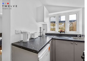 Fridge, microwave, oven, stovetop - Bright Studio with En-Suite and Kitchen - 2 min from Norwood Junction (London)
