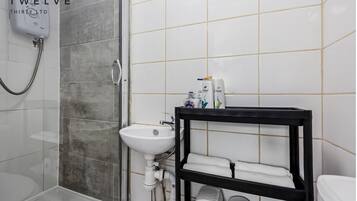 Een douche, een haardroger, een bidet, handdoeken