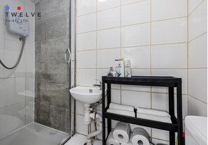 Douche, sèche-cheveux, bidet, serviettes fournies