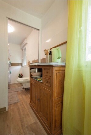 Shower, hair dryer, towels, soap - Suite Escale Ground Floor (Plouédern)