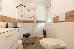 Chuveiro, secador de cabelo, toalhas de banho 