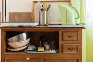 A kitchen counter with a kettle, a coffee maker, and a set of utensils. - Suite Escale Ground Floor (Plouédern)