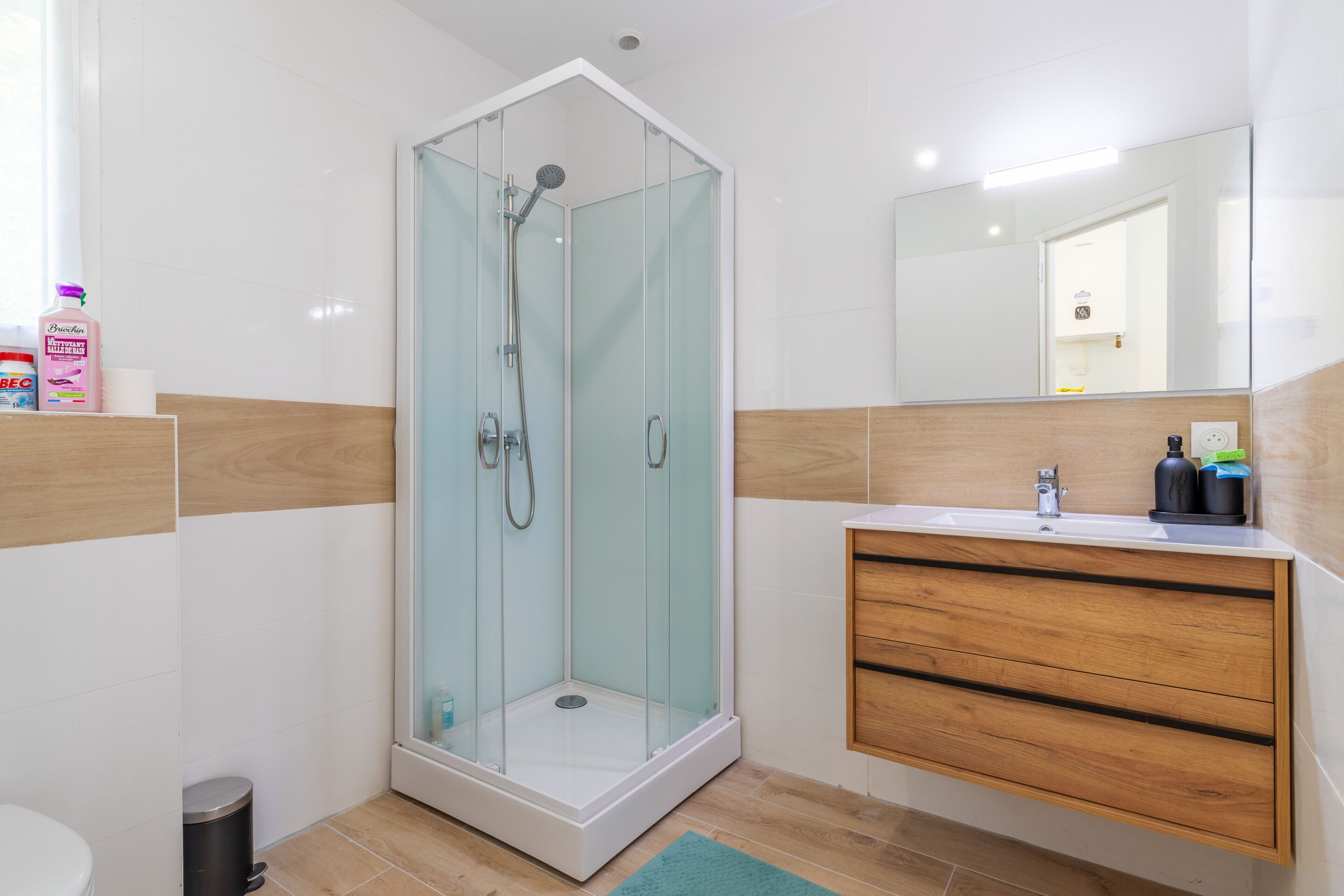Douche, serviettes fournies, savon, papier toilette