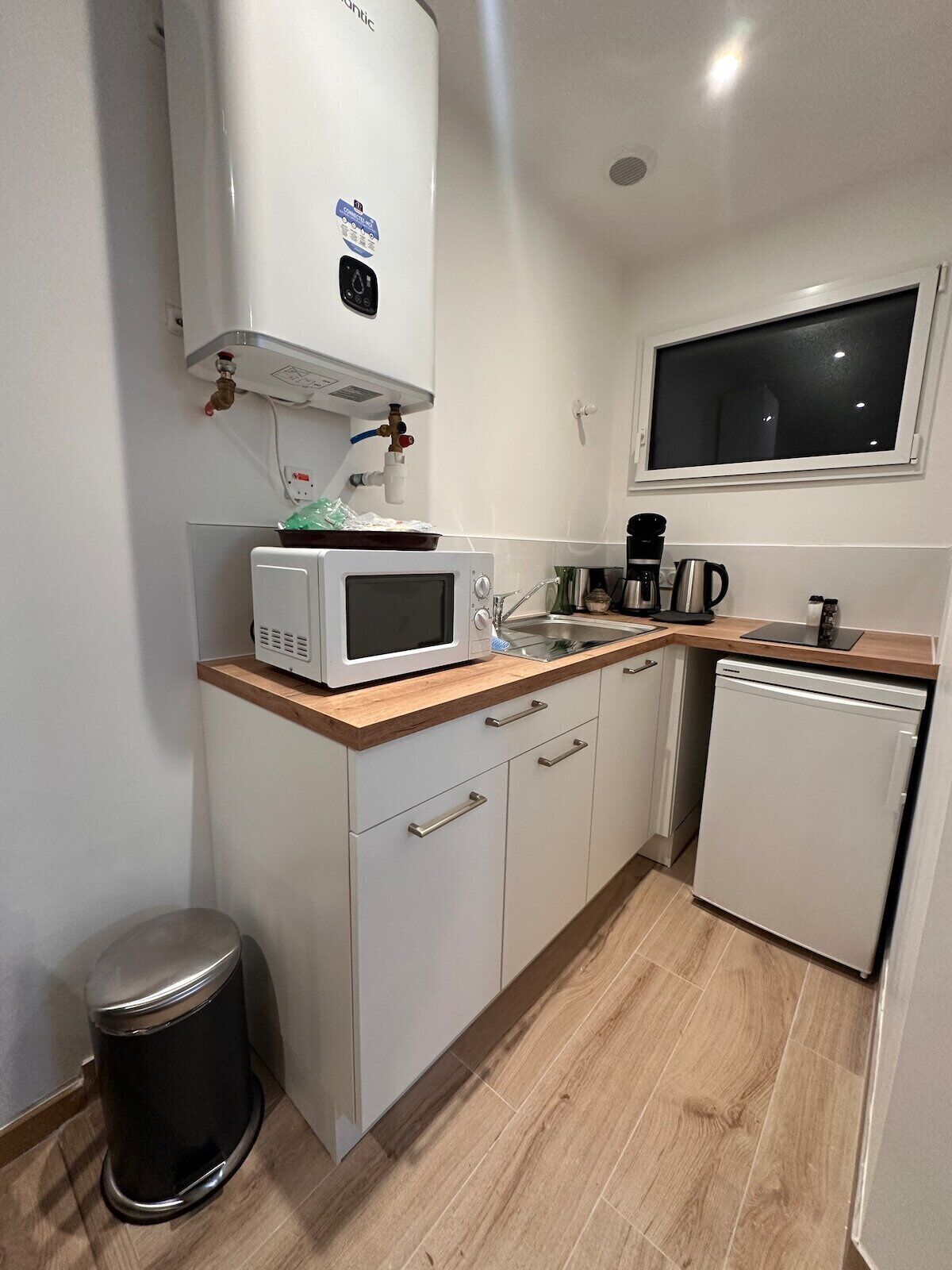 Coffee/tea maker, fridge, microwave, oven