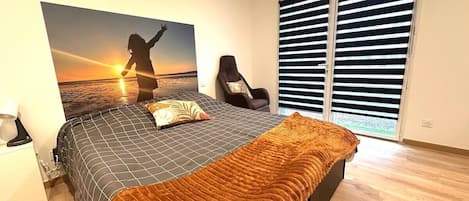 Travel cot, free WiFi, bed sheets