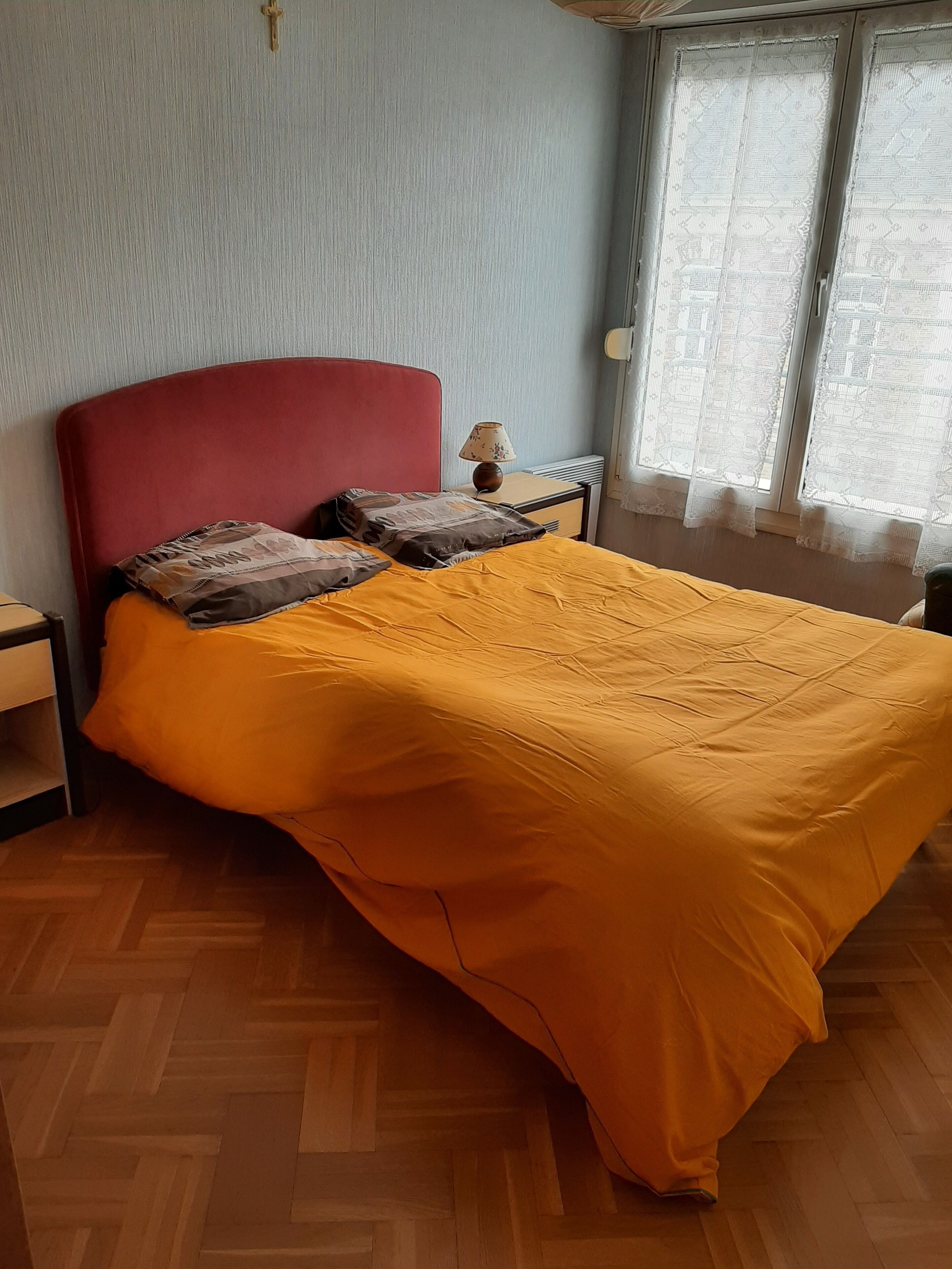 1 slaapkamer, een strijkplank/strijkijzer, beddengoed