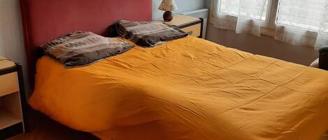 1 slaapkamer, een strijkplank/strijkijzer, beddengoed