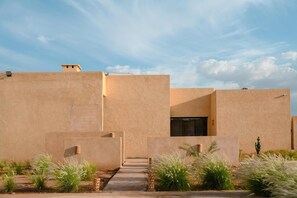 A modern building with a flat roof and a pathway leading to the entrance. - Aggafay experience in Palais Maya (Marrakesh)