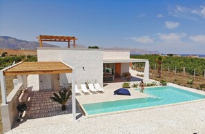 Pool - Villa Zagara di Calatubo | Alcamo Marina | Infinity Pool | Vineyard & Sea Views (Alcamo)