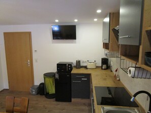 Fridge, microwave, oven, stovetop - Apartment “Unit 1” with Mountain View, Private Garden and Wi-Fi (Bärenstein)