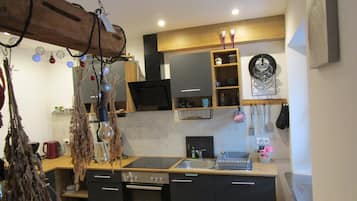 Jääkaappi, mikroaaltouuni, uuni, liesi