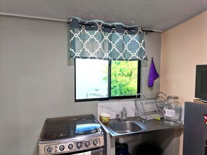 Fridge, microwave, stovetop, coffee/tea maker - 1-bedroom apartment with AC-kitchen, hot water  in San Salvador (San Salvador)