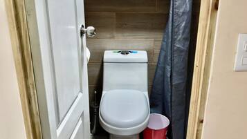 Douche, sĂšche-cheveux, serviettes fournies, savon