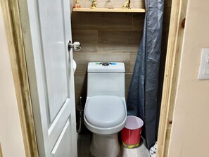 Ducha, secador de pelo, toallas, jabón