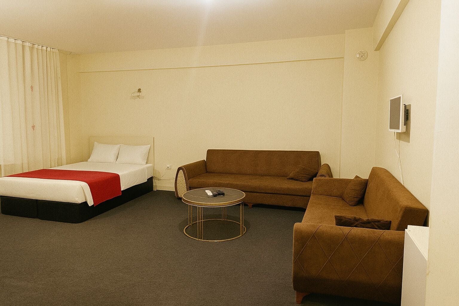 经典开间 | 笔记本电脑工作区、免费 WiFi