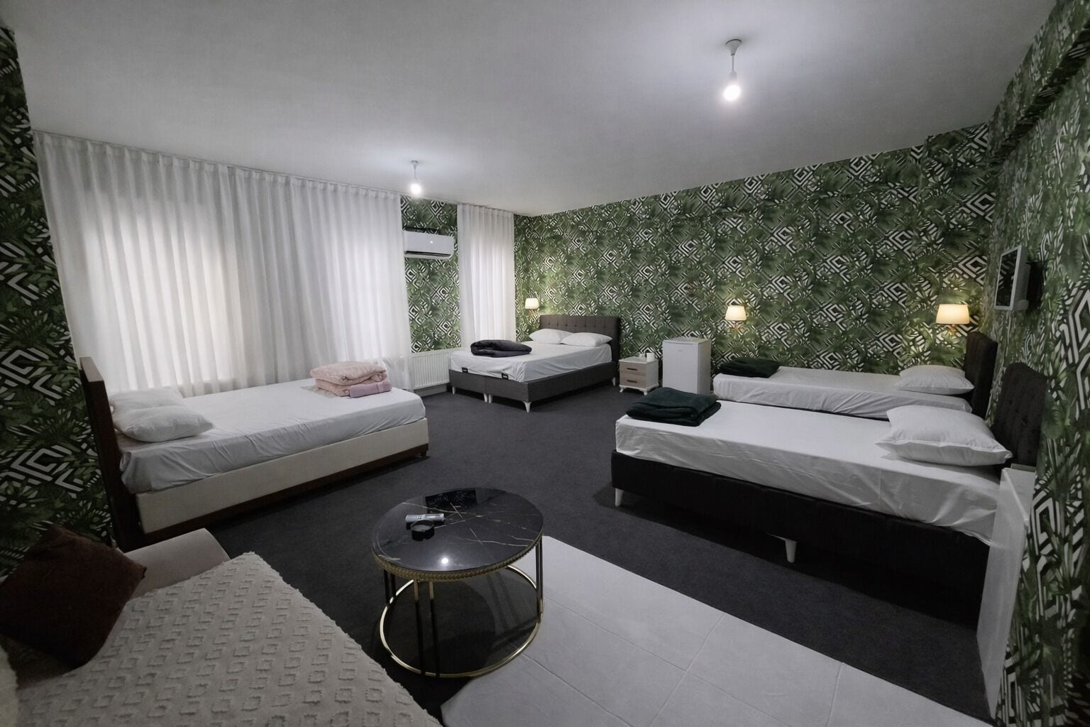 Familieværelse | Premium-sengetøj, senge med madrasser af memory foam, individuelt design