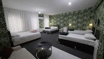 Habitación familiar | Ropa de cama de alta calidad y camas con efecto memoria