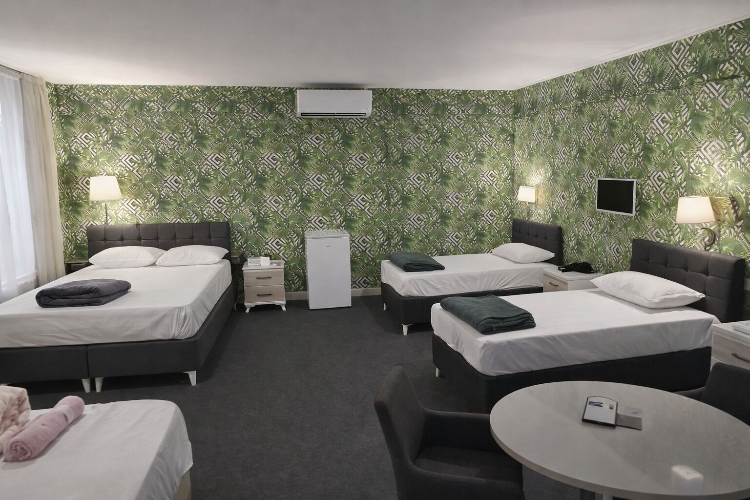 Familiekamer | Luxe beddengoed, bedden met traagschuimmatras, individueel gedecoreerd