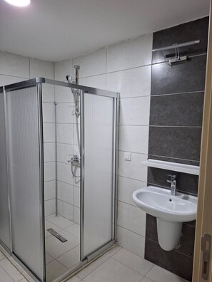 Shower, towels, soap, shampoo - Lacos hotel (Diyarbakır)