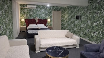 Comfort-huone | Ylelliset vuodevaatteet, memory foam -patjalliset sängyt