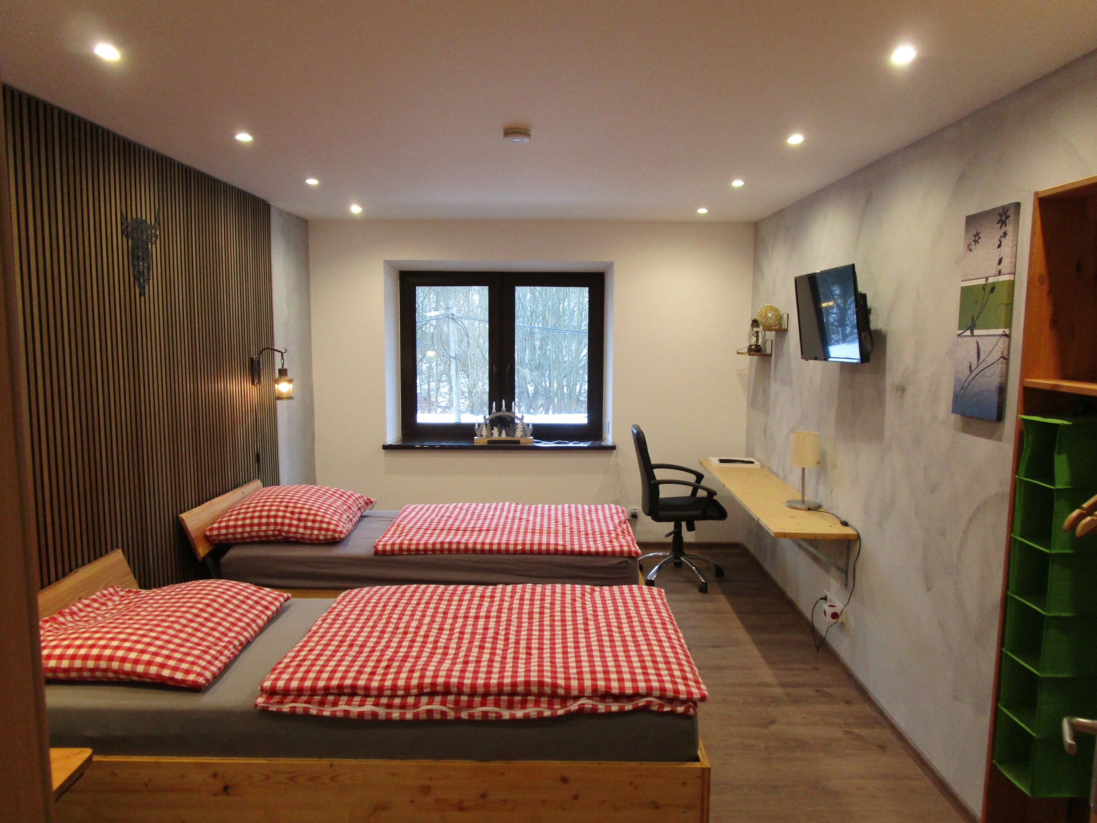 Een strijkplank/strijkijzer, wifi, beddengoed