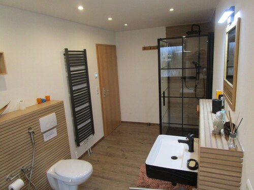 Apartment „Unit 1“ mit Bergblick, Privatgarten und WLAN