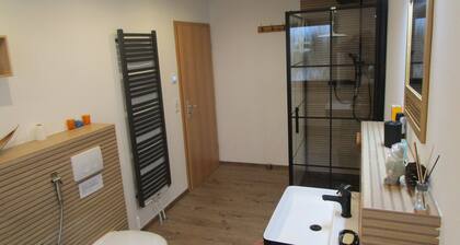 Apartment „Unit 1“ mit Bergblick, Privatgarten und WLAN