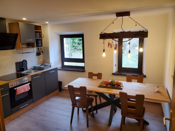 Private kitchen - Apartment “Unit 1” with Mountain View, Private Garden and Wi-Fi (Bärenstein)