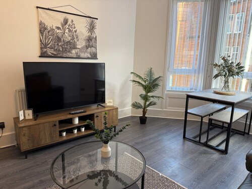 2BR Flat | free parking | central location | good transport links