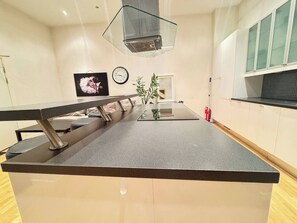 Dormitorio compartido, 1 habitación, para fumadores, patio | Restaurantes