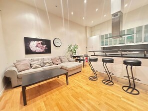 Dormitorio compartido, 1 habitación, para fumadores, patio | Área de sala de estar