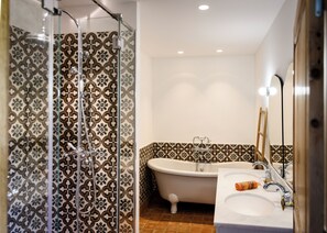 Shower, hair dryer, towels - La Bastide Bohème, exceptional country house in a 17 hectare park. (Apt)