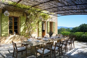Outdoor dining - La Bastide Bohème, exceptional country house in a 17 hectare park. (Apt)