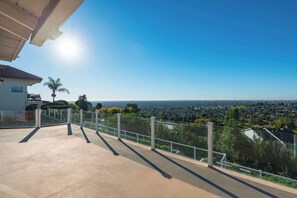 House - Luxury Hilltop Pool Villa With Stunning City Views (Santa Ana)