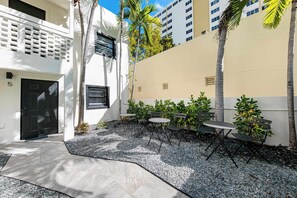 Apartment - Retro Miami Getaway With Free Parking 1 Minute From Beach (Miami Beach)
