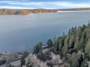 A large body of water with a forested shoreline and a small building with a road leading to it. - Waterfront Retreat - Hot Tub Fireplace Pier (Shelton)