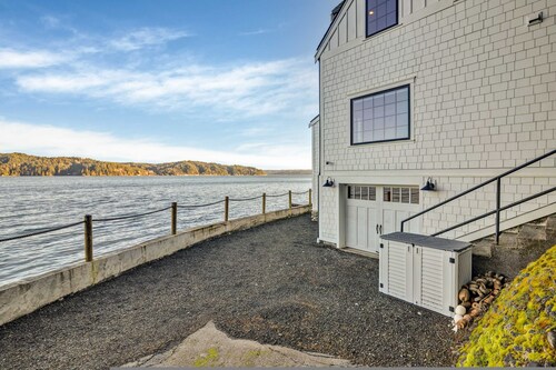 Waterfront Retreat - Hot Tub Fireplace Pier