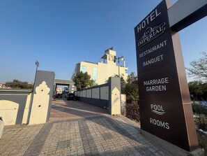 Free self-parking - Hotel S V Imperial (Jaipur)