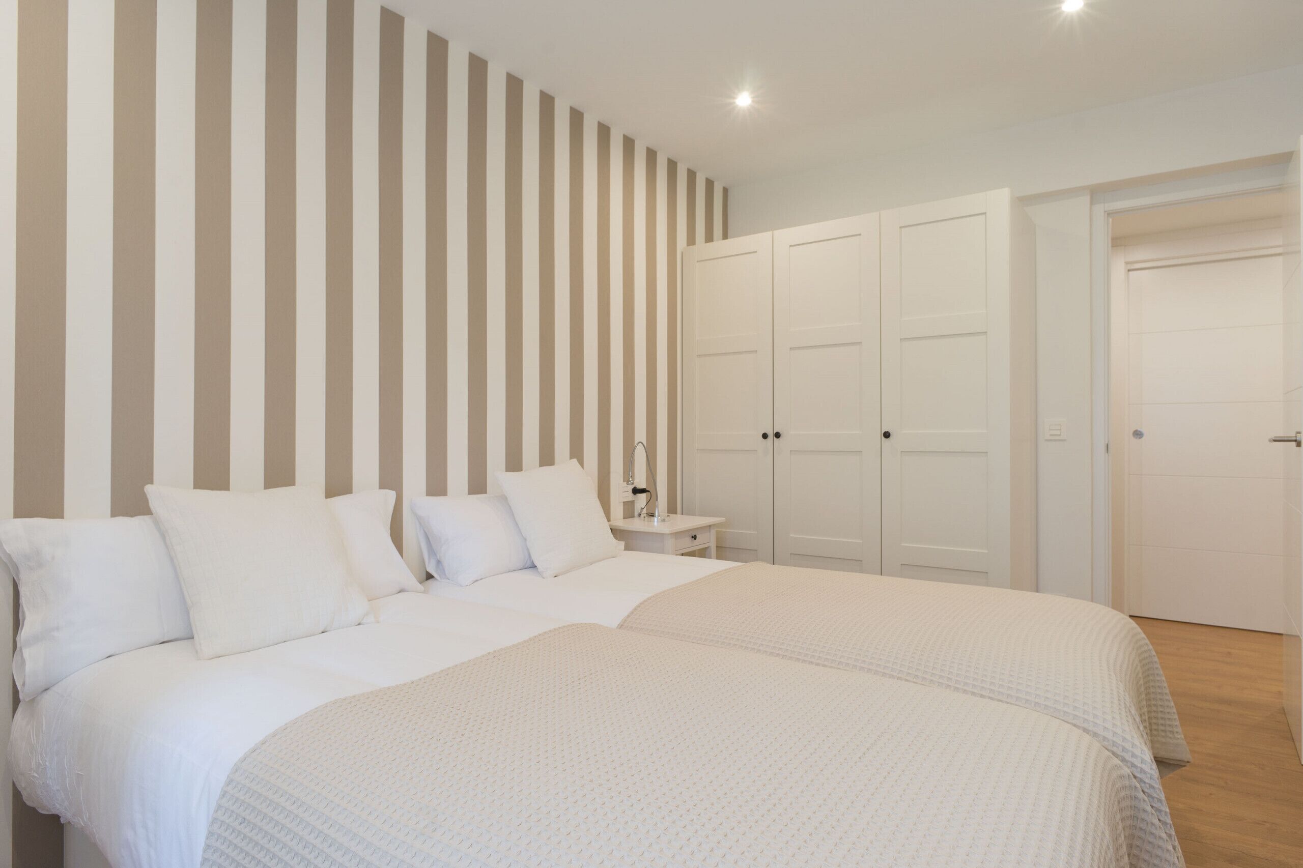 Iron/ironing board, Internet, bed sheets