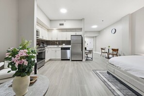 Työpöytä, silitysrauta/-lauta, vauvan matkasänky, ilmainen Wi-Fi