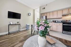 Interior - Spacious 1BR ideal for longer stays (New Haven)